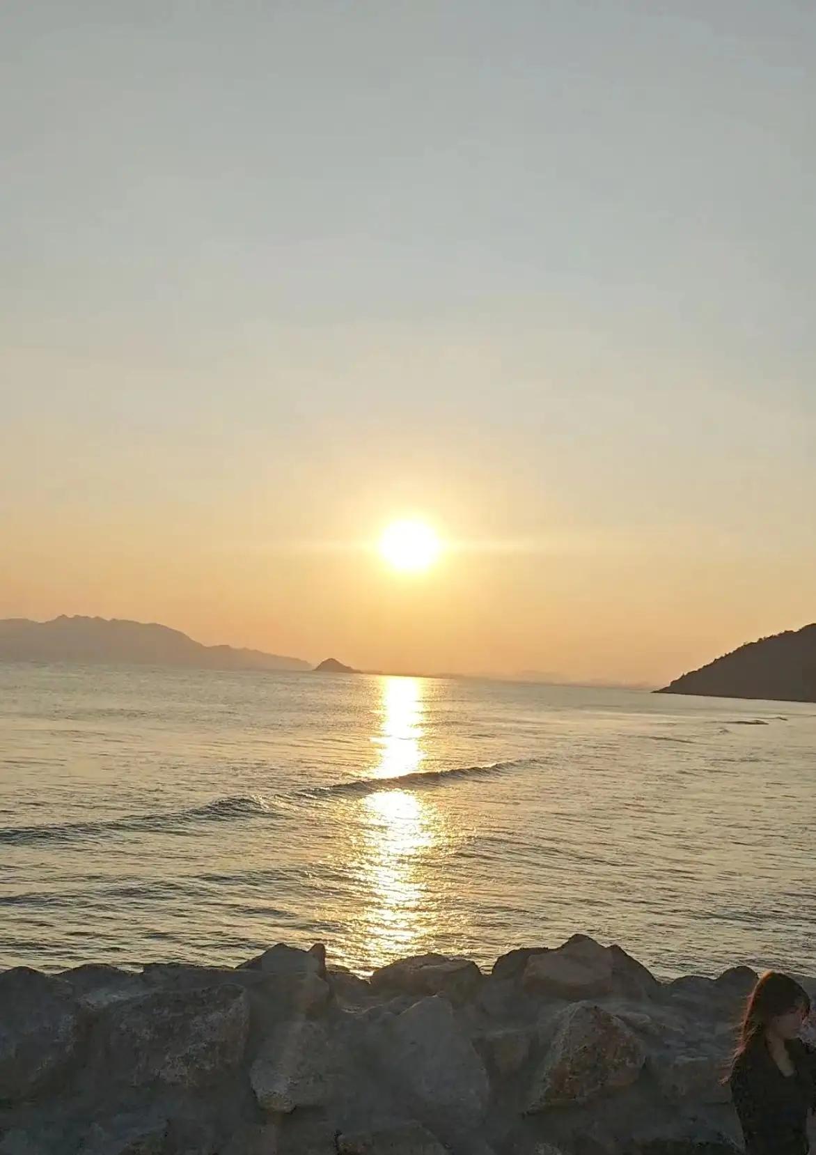 在这个快节奏的时代，人生如同一场奔腾不息的江河，激流勇进，亦有平静如镜的时刻。有