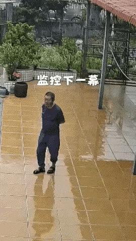 这一跤摔的可不轻！而且后脑勺，还重重地磕在了台阶上。

外面下着小雨，一男子从自