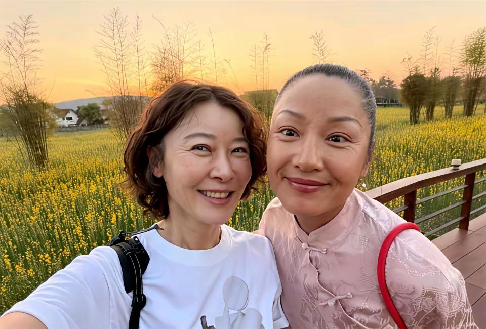 演艺圈的人士，就是比我们普通人，要更大度一些，
这不，54岁的柯蓝，和55岁的瞿