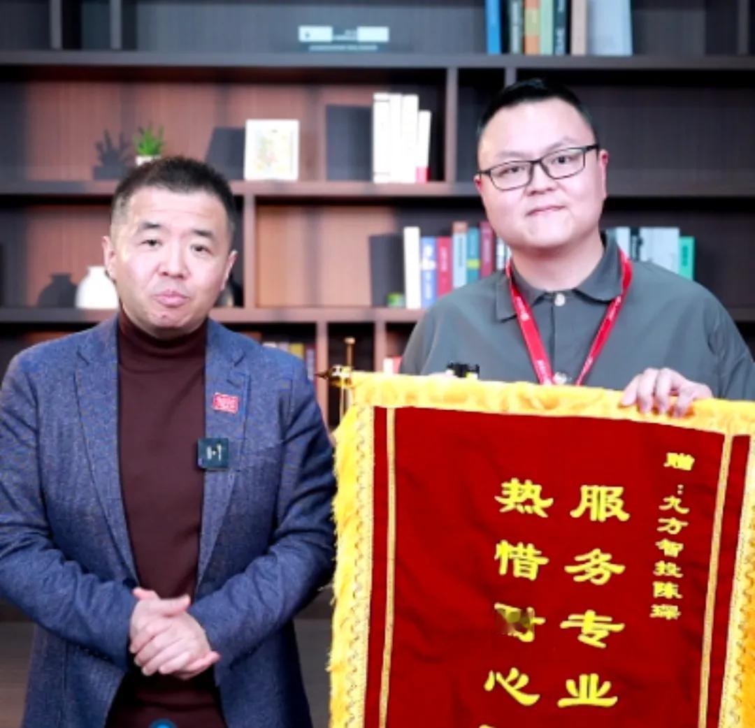 公司规模大也会带来些小烦恼。咱们公司将近3000人，吃饭都得错峰，不然就得排队[