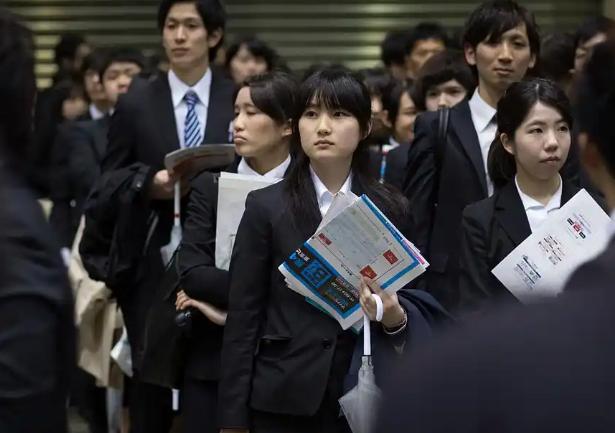 日本在“失去的30年”经济低迷下，为何能维持98%以上的就业率？因为日本创造了大