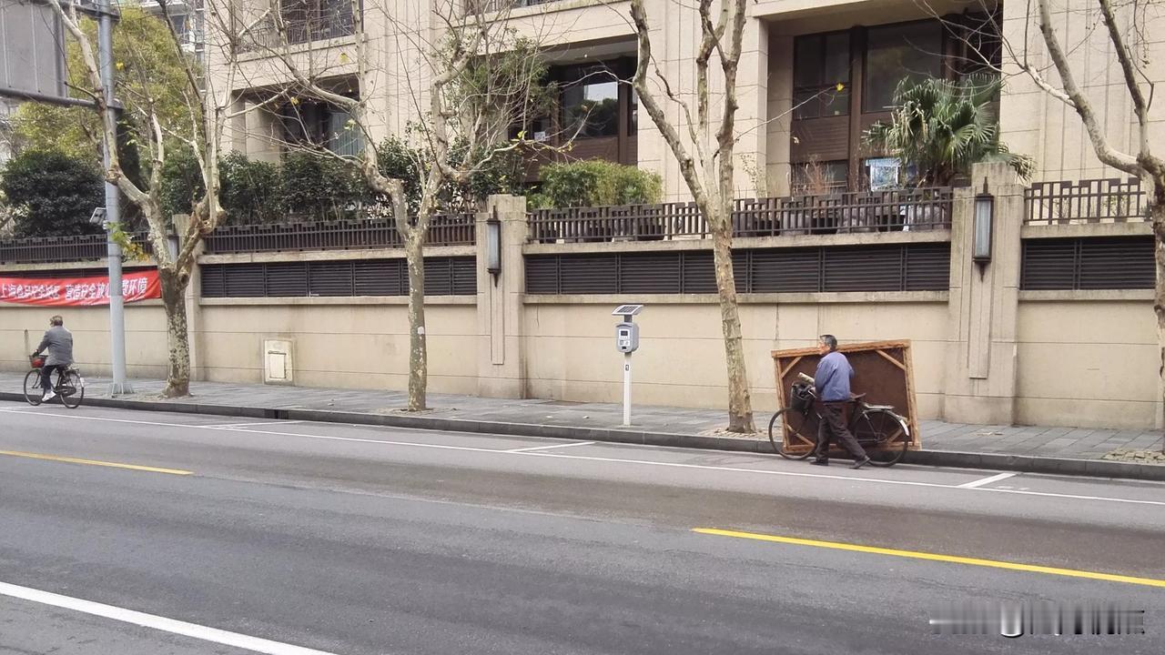 某日在新天地附近，一老汉用自行车🚲驮着棕梆床行走。以前中国家用的自行车，就是万