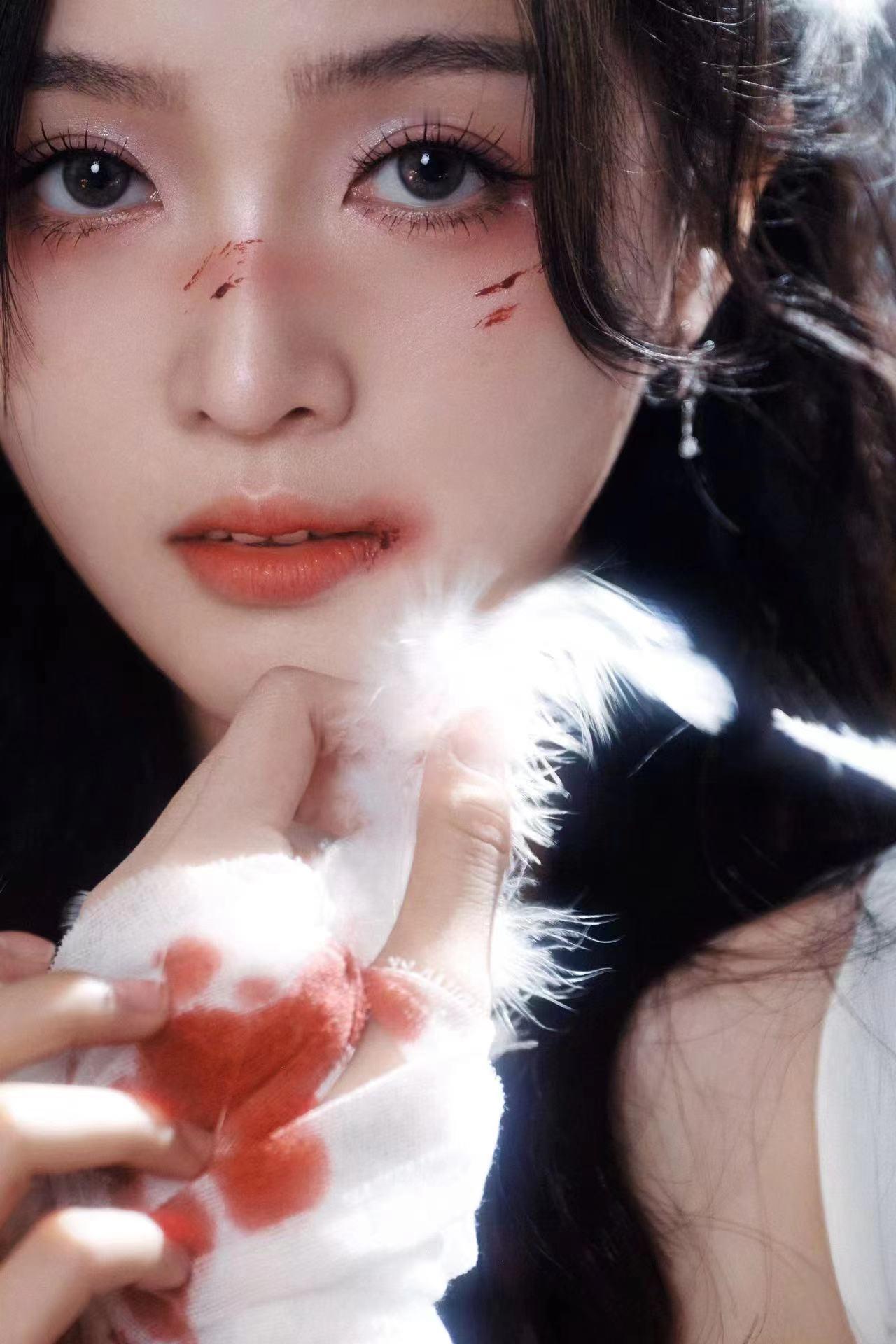 #吴宣仪纯爱天使# 发现吴宣仪在城市捉迷藏的每次cos都很走心很细节 ​​​