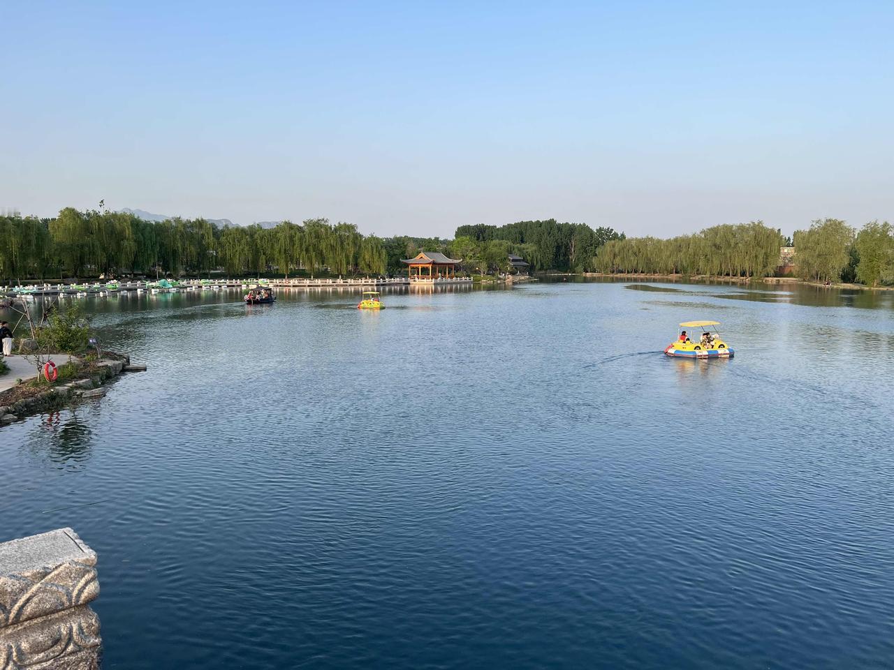 微风裹挟着浅夏的温度，把济源龙泉湖的湖水吹得泛起粼粼波光。周末午后的阳光，褪去了