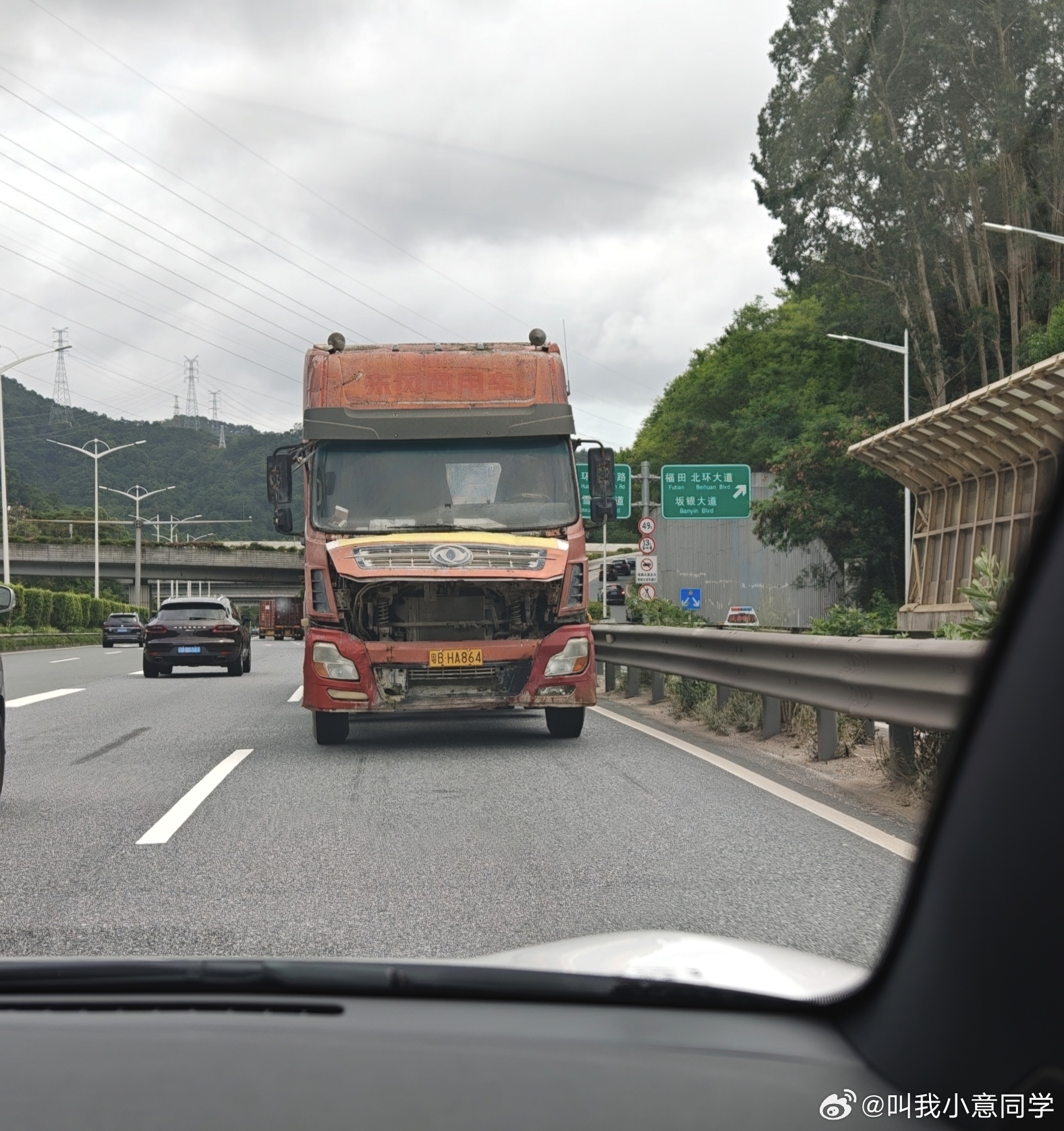 本来在副驾快睡着了，一抬头看到前面车给我吓一激灵…我还以为逆行了hhh[允悲][
