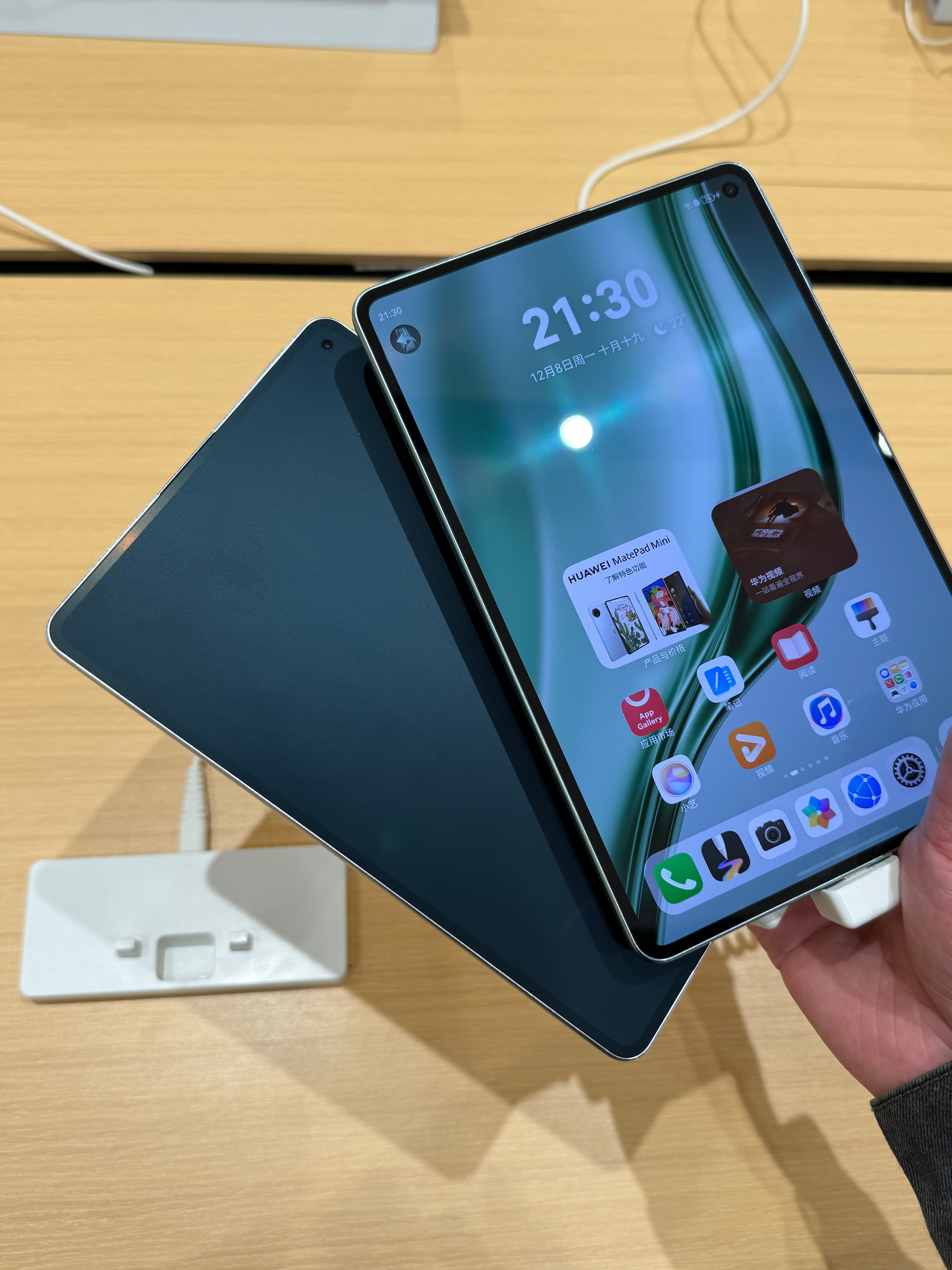 原来 MatePadmini 柔光版和亮面版机身厚度不同是因为屏幕玻璃厚度不一致