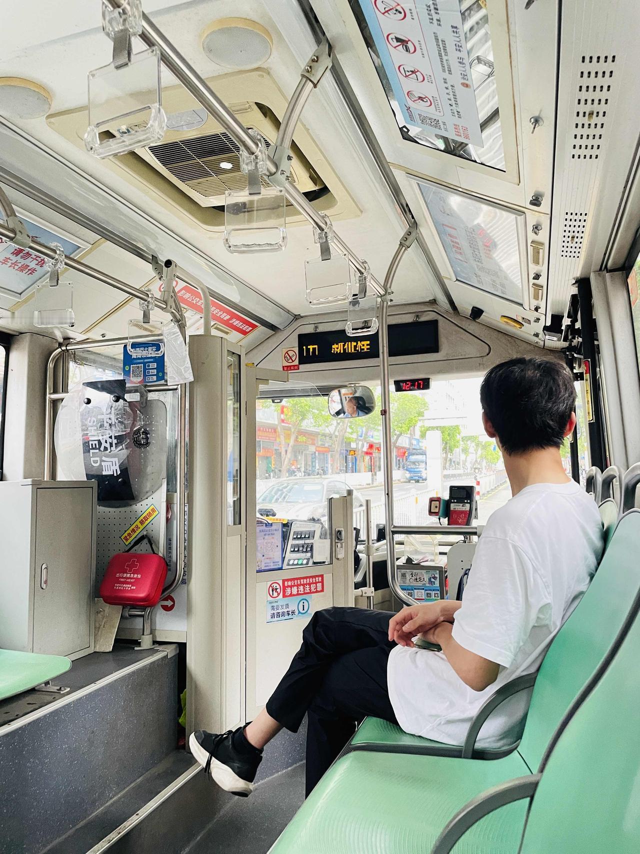 【东莞雷雨大风黄色预警】
目前我市已出现分散雷雨，预计未来6小时，我市大部分镇街