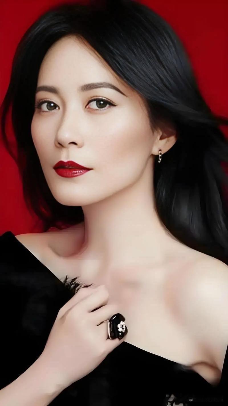 在娱乐圈审美越来越下滑的今天，真正的骨相美人，才是大众最认可的，这样的美人，俞飞
