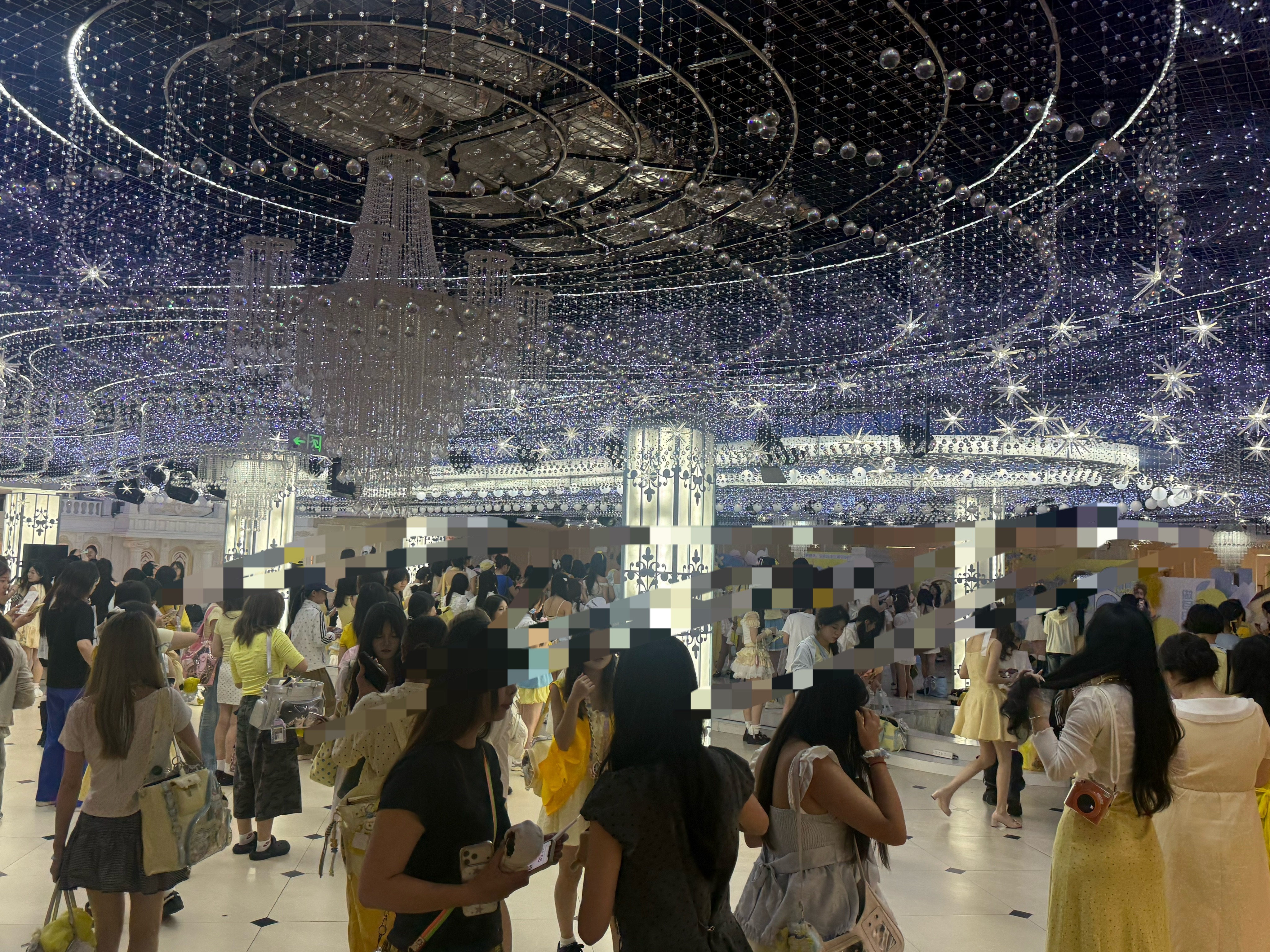 包店花墙人流量太多了，打卡完的赶紧坐大巴去场馆排队[祈祷] ​​​
