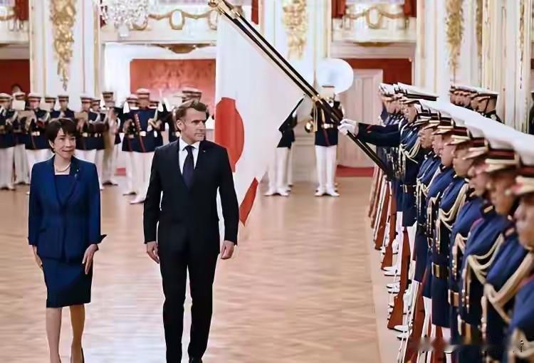 马克龙这趟日韩之行，堪称一场教科书式的“外交变脸”。

就在去年12月，马克龙访