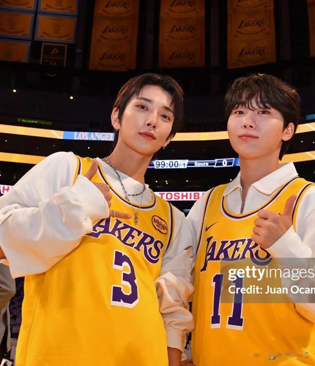 在阳光明媚的午后，你是否偶尔停下脚步被某些画面击中内心？最近，网络上爆火的一张照