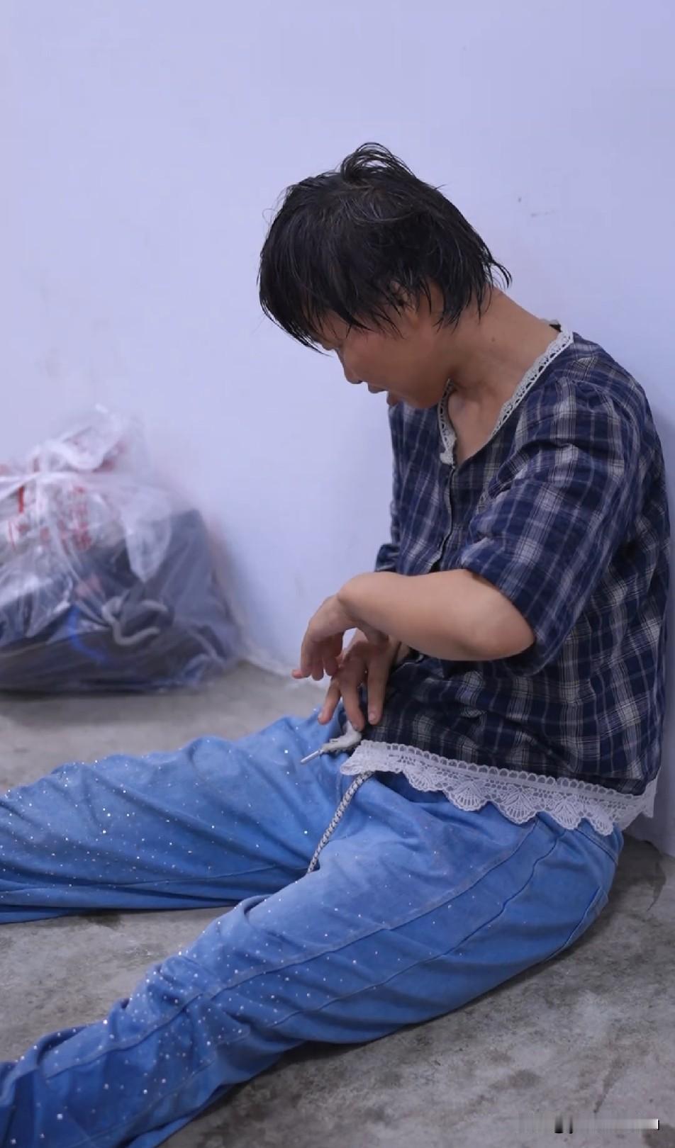 宁宁要去手术了，周敏要和梦秋共睡一屋，周敏想想都难受，因为梦秋半夜喜欢头撞墙，还
