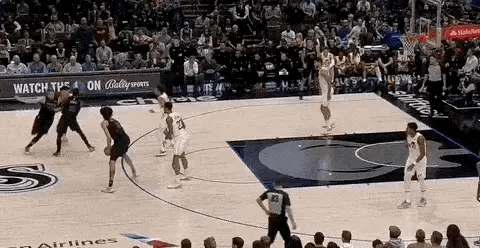 卢卡-东契奇上半场砍下29分10板10助的大号三双！

今天NBA常规赛独行侠主