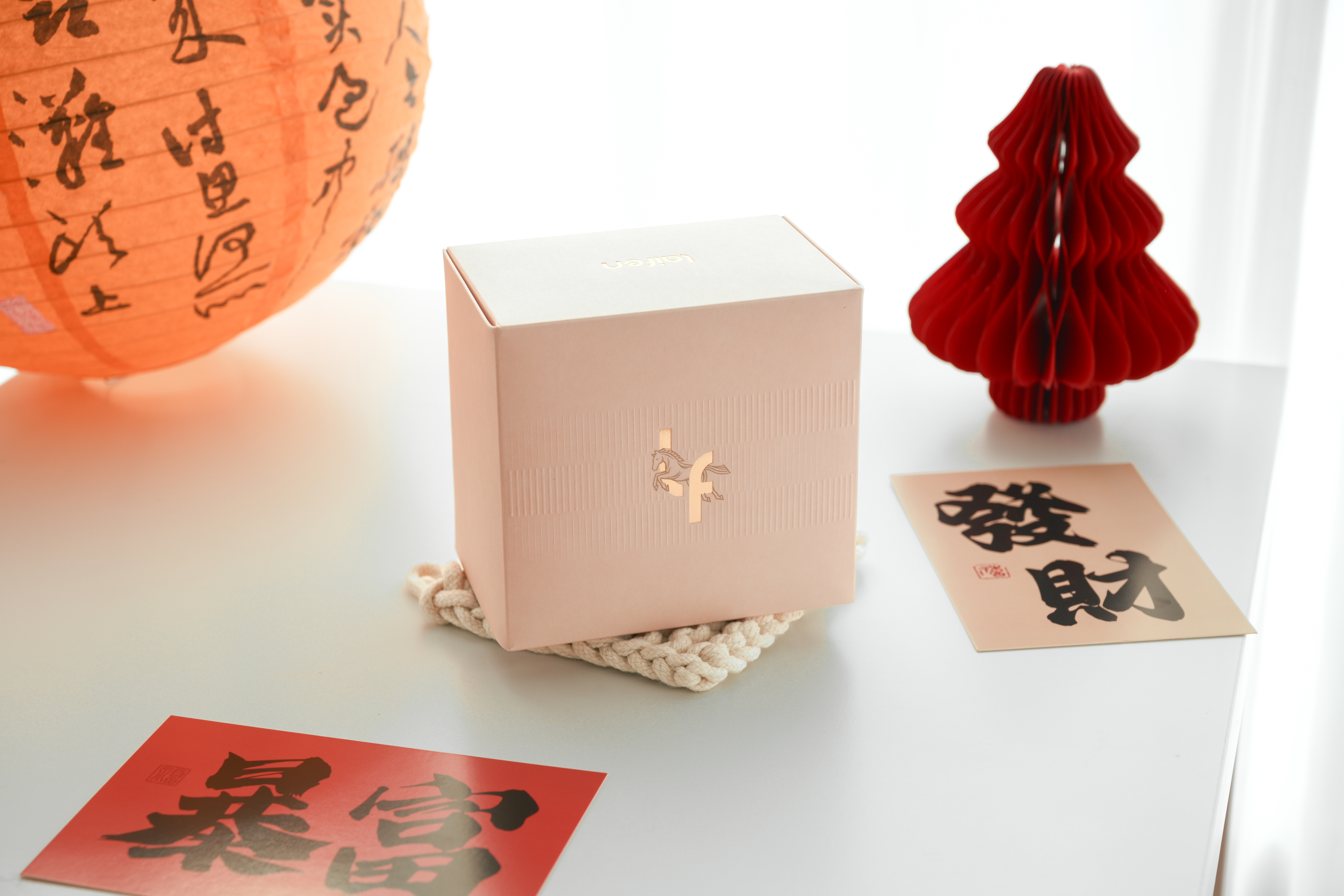 给徕芬剃须刀 P3 Pro「鎏金礼盒」拍的一套新年风格样片。金色的配色还是很适合