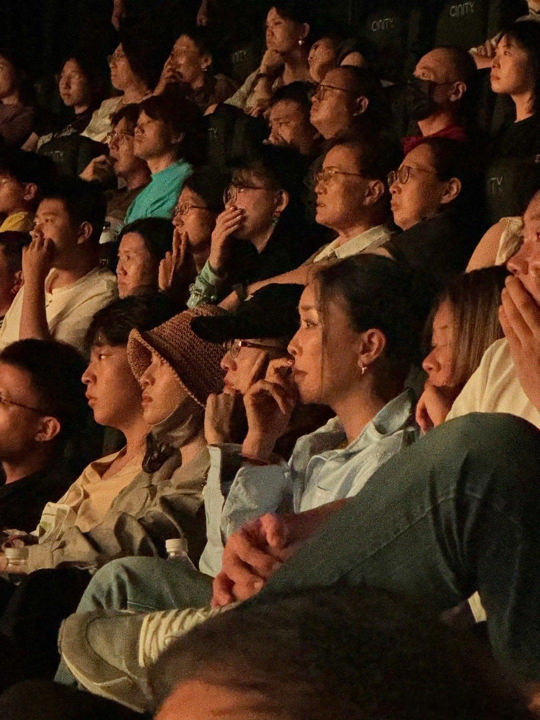 那英宋佳现身东极岛首映礼 原来她俩是来当观众的！那英气场飒到没话说，宋佳还是那股