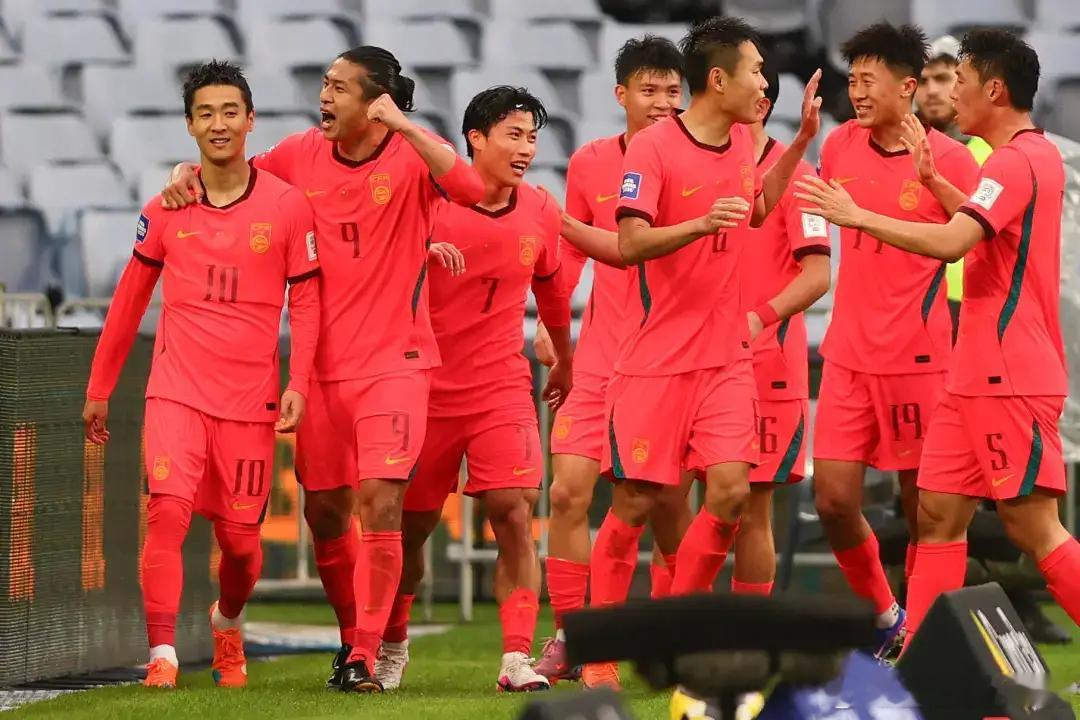 国足6月热身赛敲定双对手！客场战新加坡+主场迎泰国，世预赛备战全面提速北京时间4