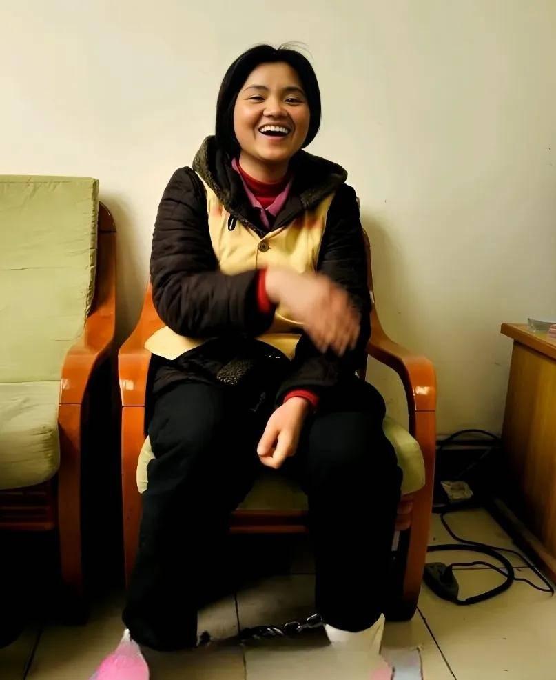 杨菊芬自述 

他们叫我“土皇后”，听着风光，其实就是刀口上讨生活。

判死那天