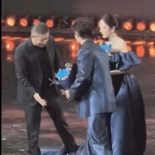 今年微博之夜名场面我看了内娱二十几年娱乐圈新闻没见过全球直播镜头下面这样的