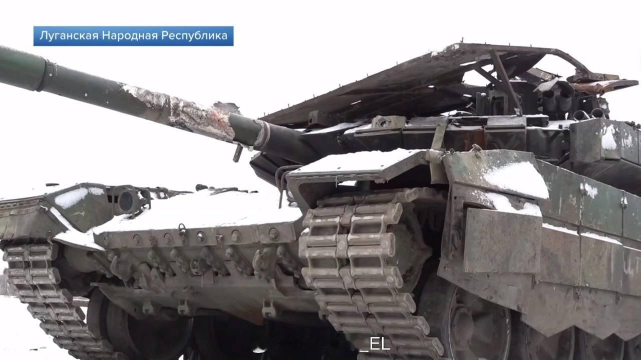 俄国人的一辆T-90M坦克承受了多架乌军自杀式FPV无人机的攻击。#俄乌局势# 