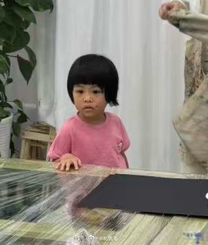 发来一张球宝照片，我差点没认出来自己的头发又烫又gel还偷我的发油细心呵护轮到女