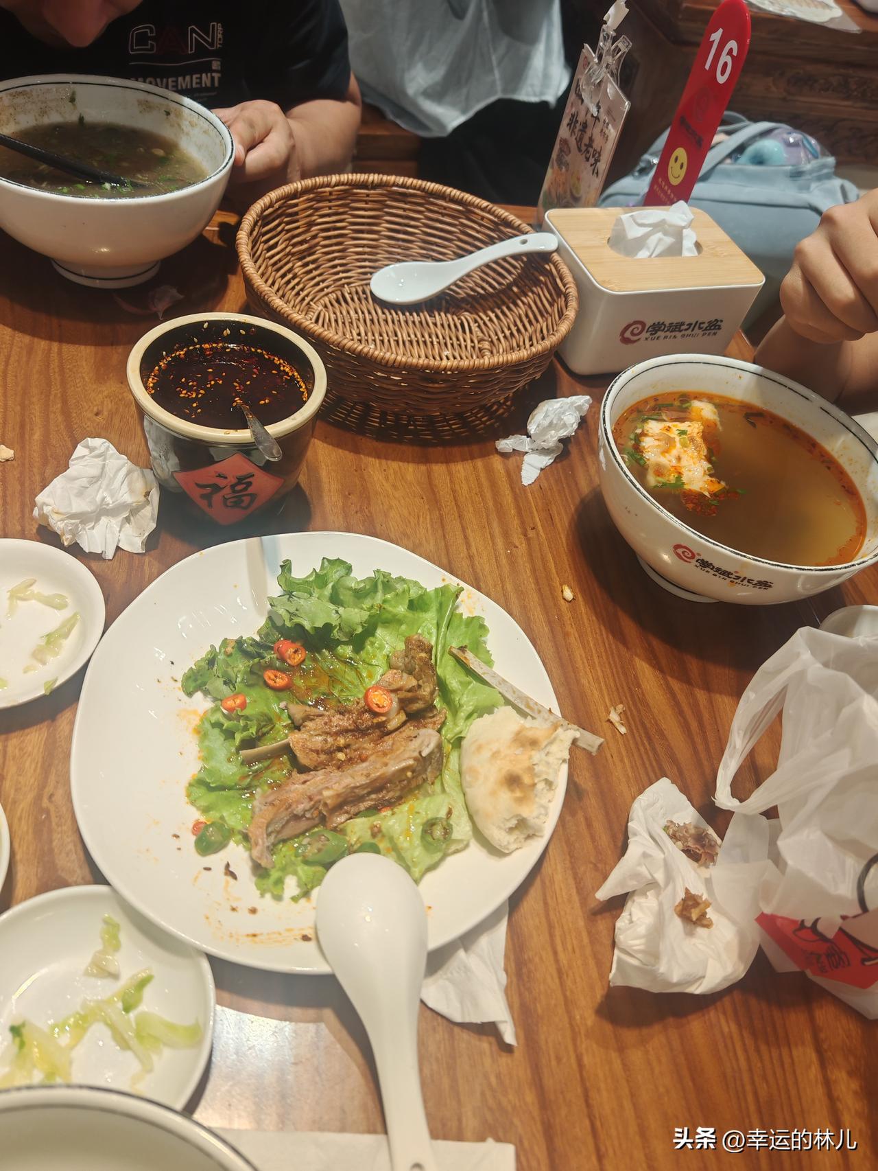 我平时会穿妹妹和小姑子的旧衣服，
其实，
我还能过得去。
自己有稳定的工作，
老