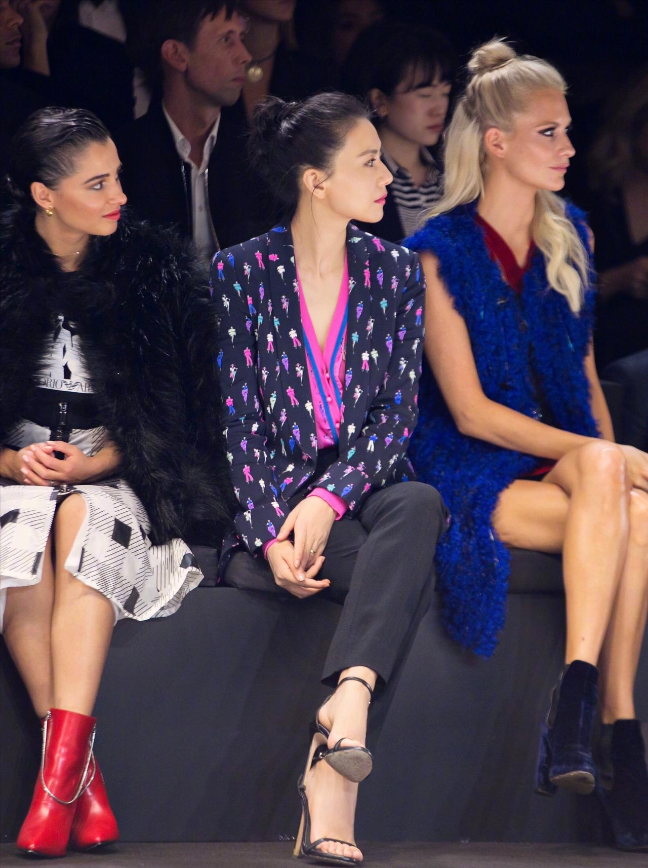 高圆圆是真美啊，瞬间秒杀俩外国美女！T台看秀随手一拍都能美出天际，关键是五官优越