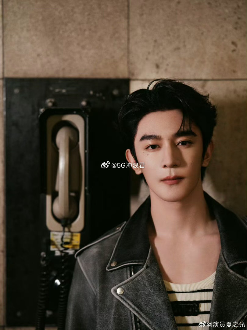 夏之光霸总体育生 黄冲锋衣配运动墨镜，登山杖在手荷尔蒙爆棚，这种又野又帅的少年感