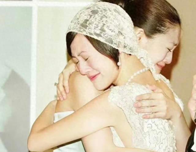 读懂大S的一生：才明白小S的轻松，是大S用半生硬扛换来的