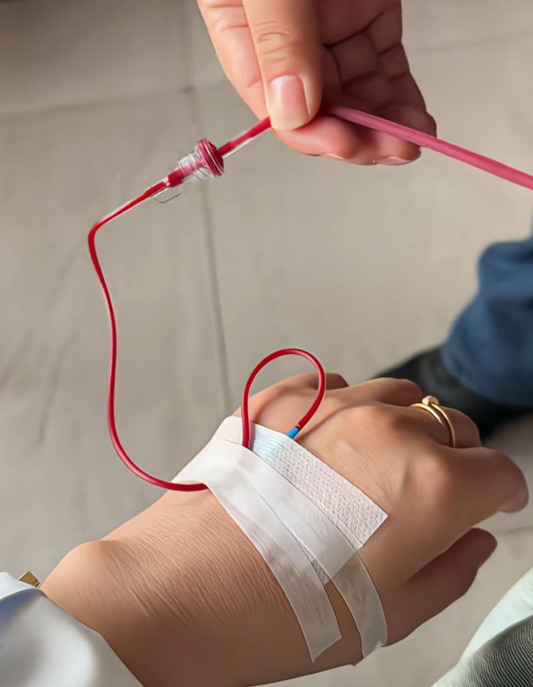 女子到诊所里输液，结果输液管里被弄得全是回血，医生还在拼命的弹，就不怕有血栓吗？