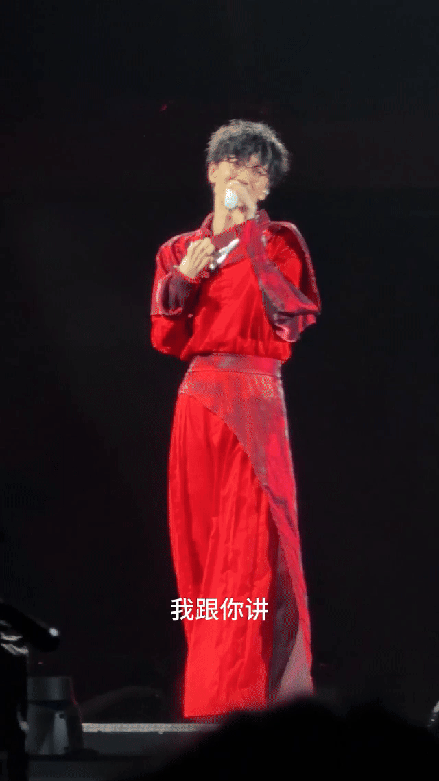 周传雄2个月写了很多歌消失俩月在写歌，演唱会还回应“慢慢端”，旧歌新歌连听太爽了