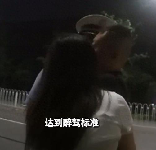 “太讽刺了！”长沙，一名女子深夜喝酒后开车上路，被执勤交警查到酒驾。慌乱之下，她
