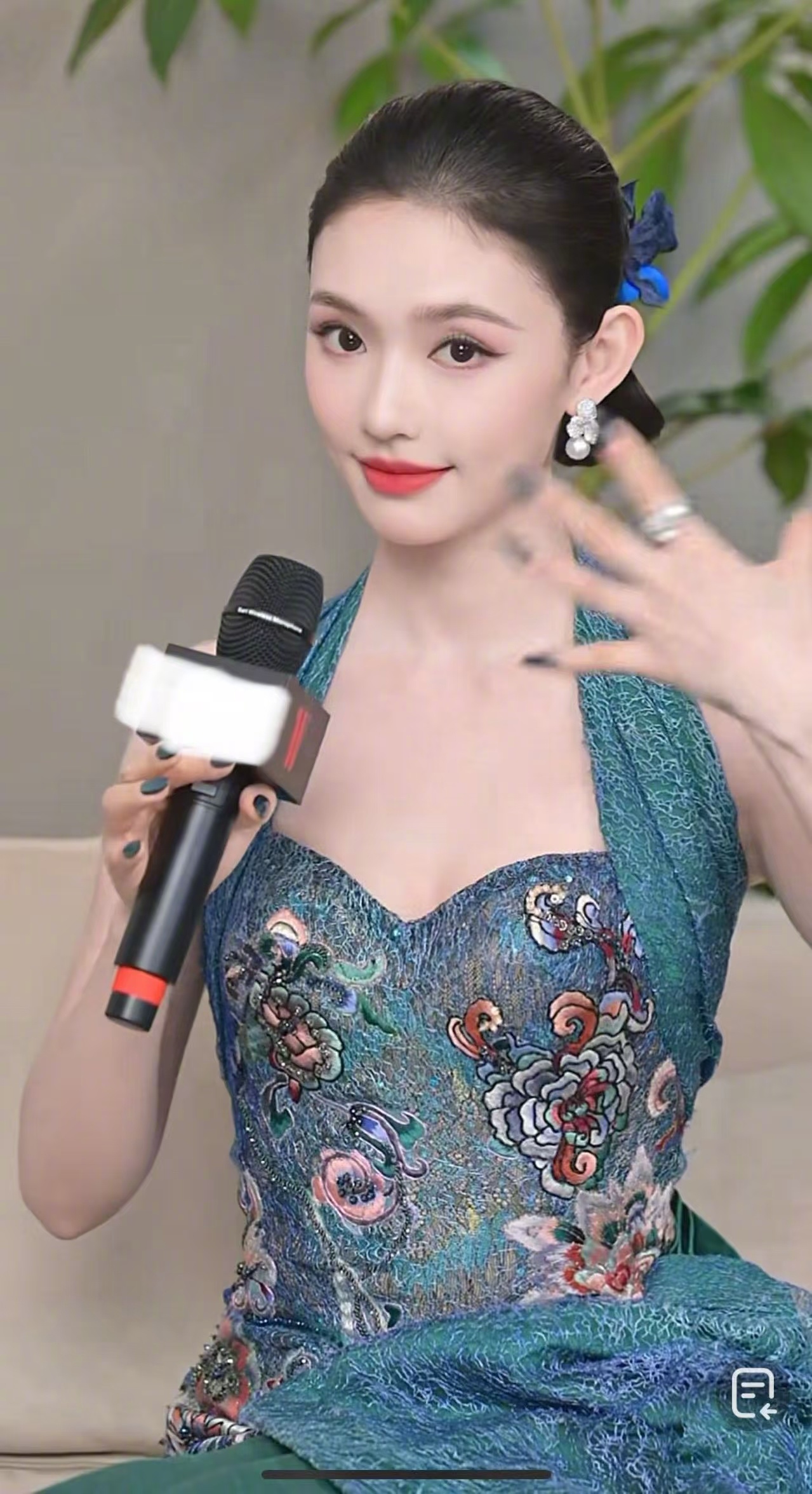 林允W盛典直播状态 又一次被林允惊艳到了！刚刚W盛典直播状态也太好了吧，新中式挂