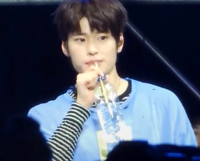 小熙喝水三步法1️⃣用小舌头勾住吸管😋2️⃣含住吸管大口吸😗3️⃣喝完松口眼