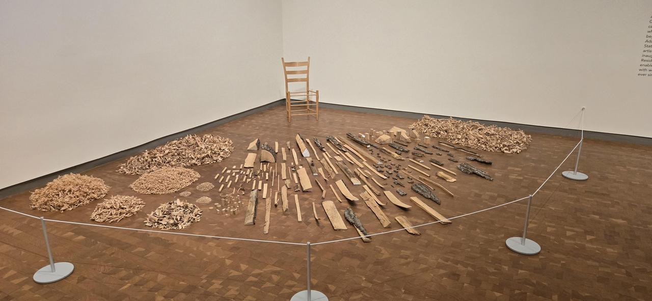 史密斯学院艺术博物馆展出一件作品：一把椅子和制作它产生的所有木屑废料。艺术家在疫