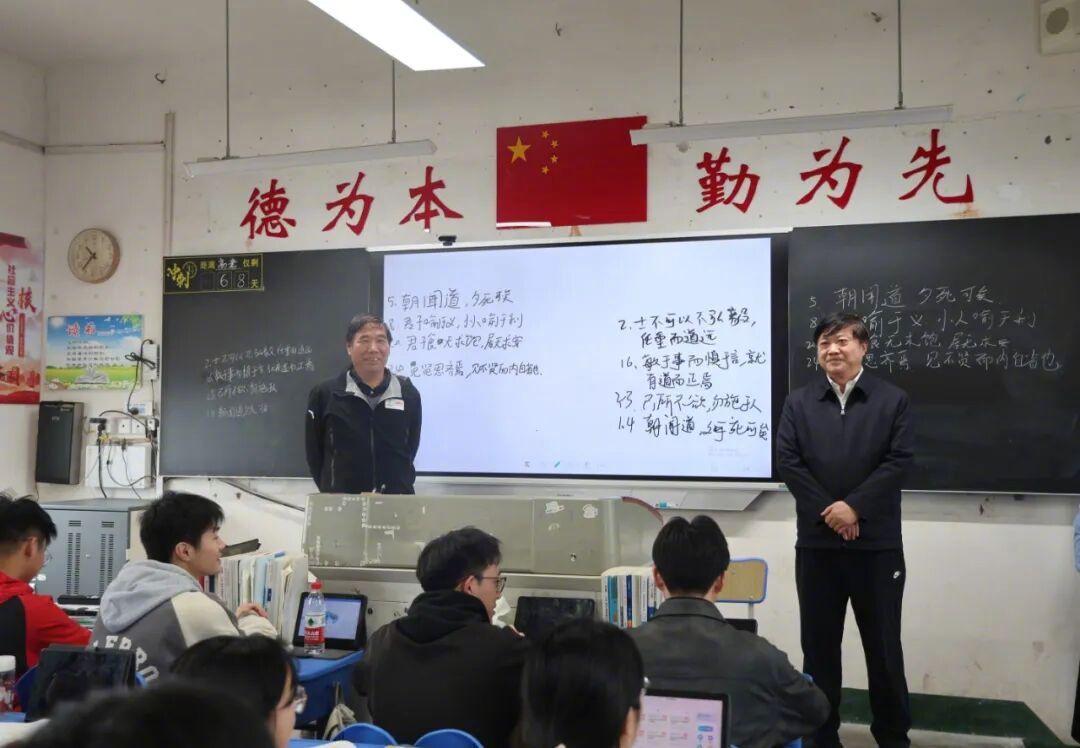 【#安徽一乡村中学同班走出两位院士##院士学长回中学给备考高三生加油#】3月31