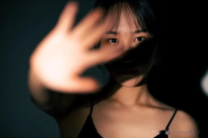 别拿刻板印象去给女性贴标签，什么家里收拾干净、说话软声瞟人就被扣上不正经的帽子，