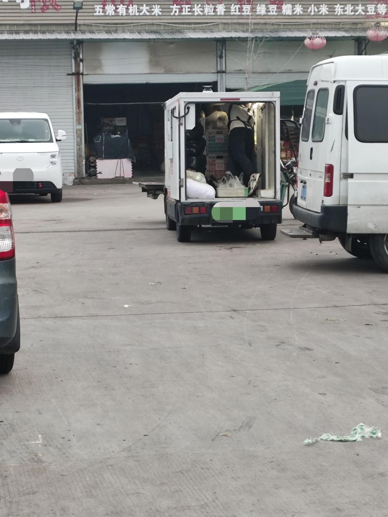 都说早起的鸟儿有虫吃，然而无人车出现后，这话或许就没那么绝对了。这是早上5点的农