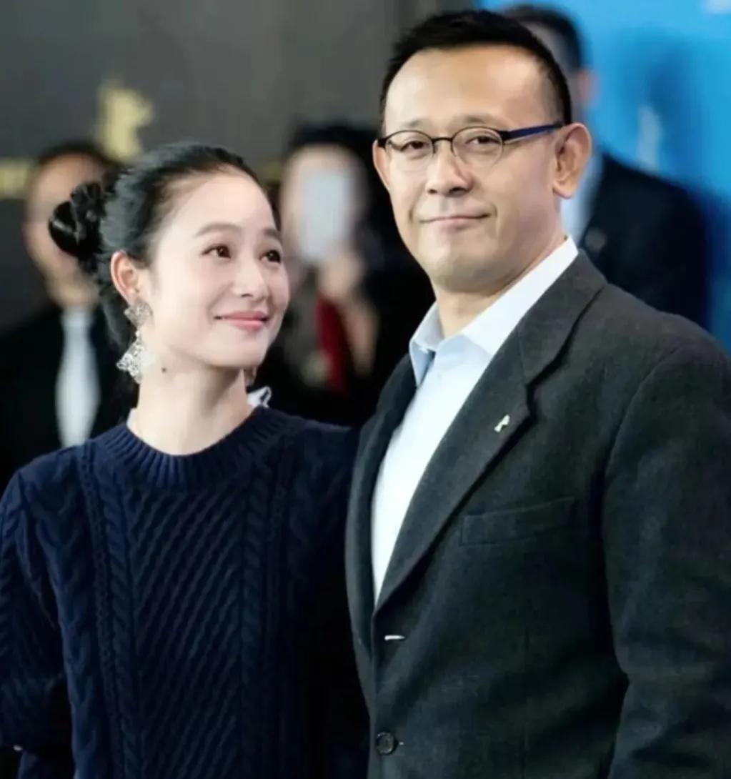 刘晓庆从来没想过，当她看见姜文一手牵着老婆周韵，一手牵着儿子的画面，她居然从心底