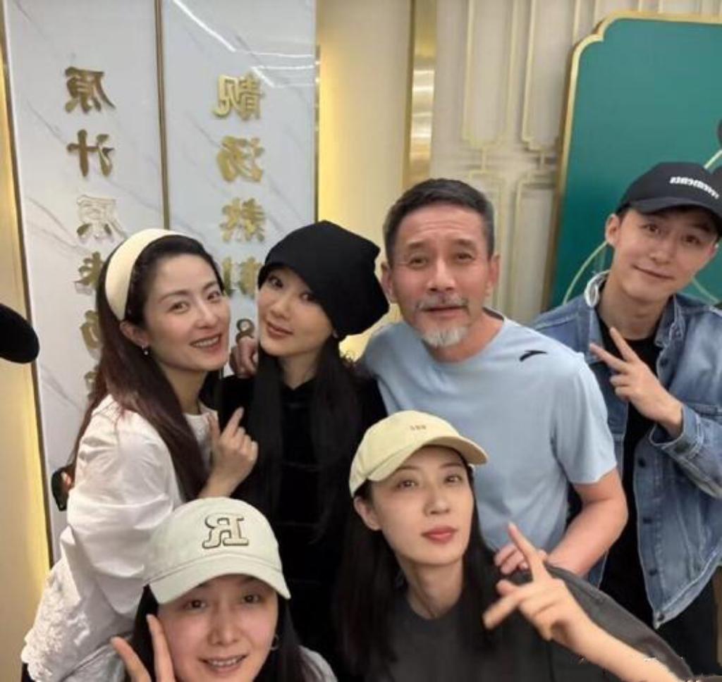 6星同框：我一眼就认出了戴黑帽穿黑衣、俊目流眄、秀韵多姿的杨紫与戴着发箍、凤眉明