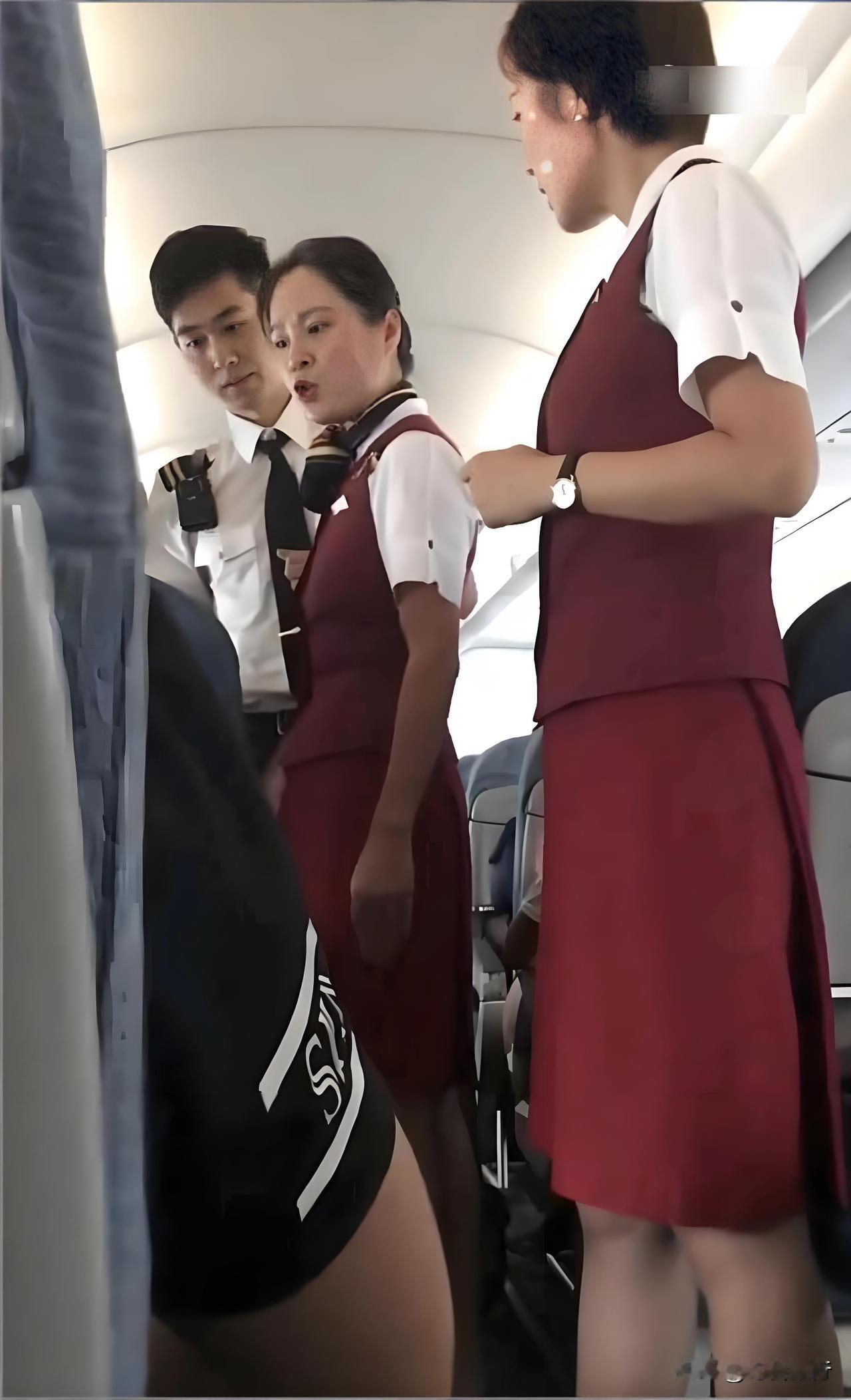 活这么大，第一次见能把空姐气到绷不住了的乘客，甚至对乘客说：“你投诉我”，而且还