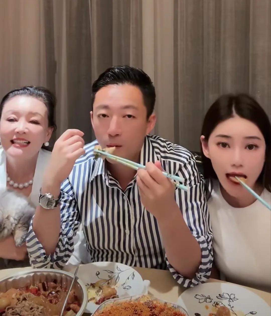 张兰、汪小菲和马筱梅在家边吃饭边直播，这回直播放出的信息量可不小。先是汪小菲秀了
