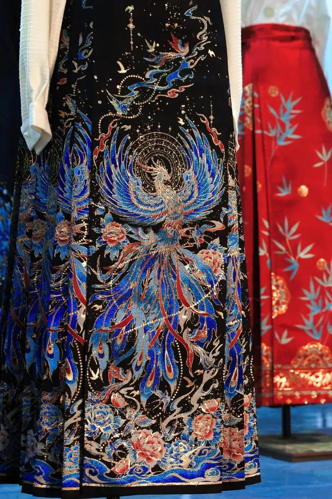 标题：乾县启幕：西部汉服生产巨擘盛大投产，引领古风时尚新篇章


金秋送爽之际，