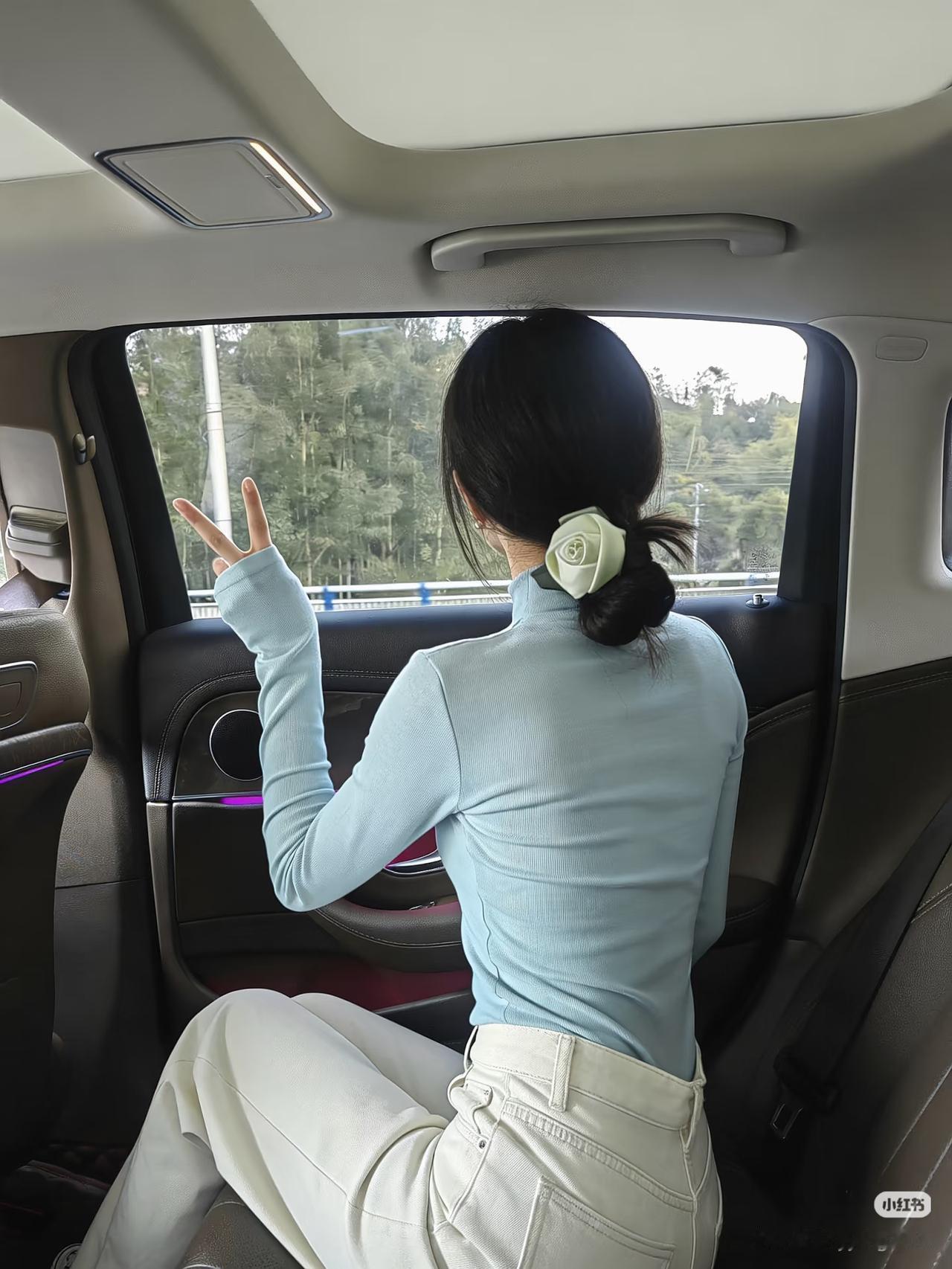 车外风景美，车内人儿俏。