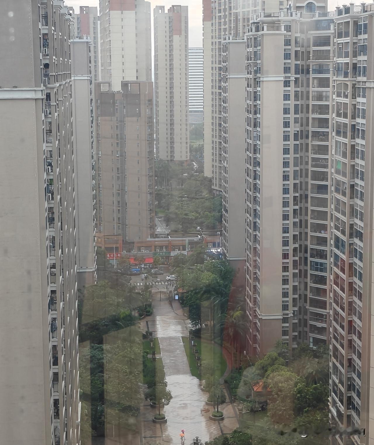 为了孩子上好公立，家长要规划早。
最近幼升小，小升初，好多家长都忙着申请，有个大