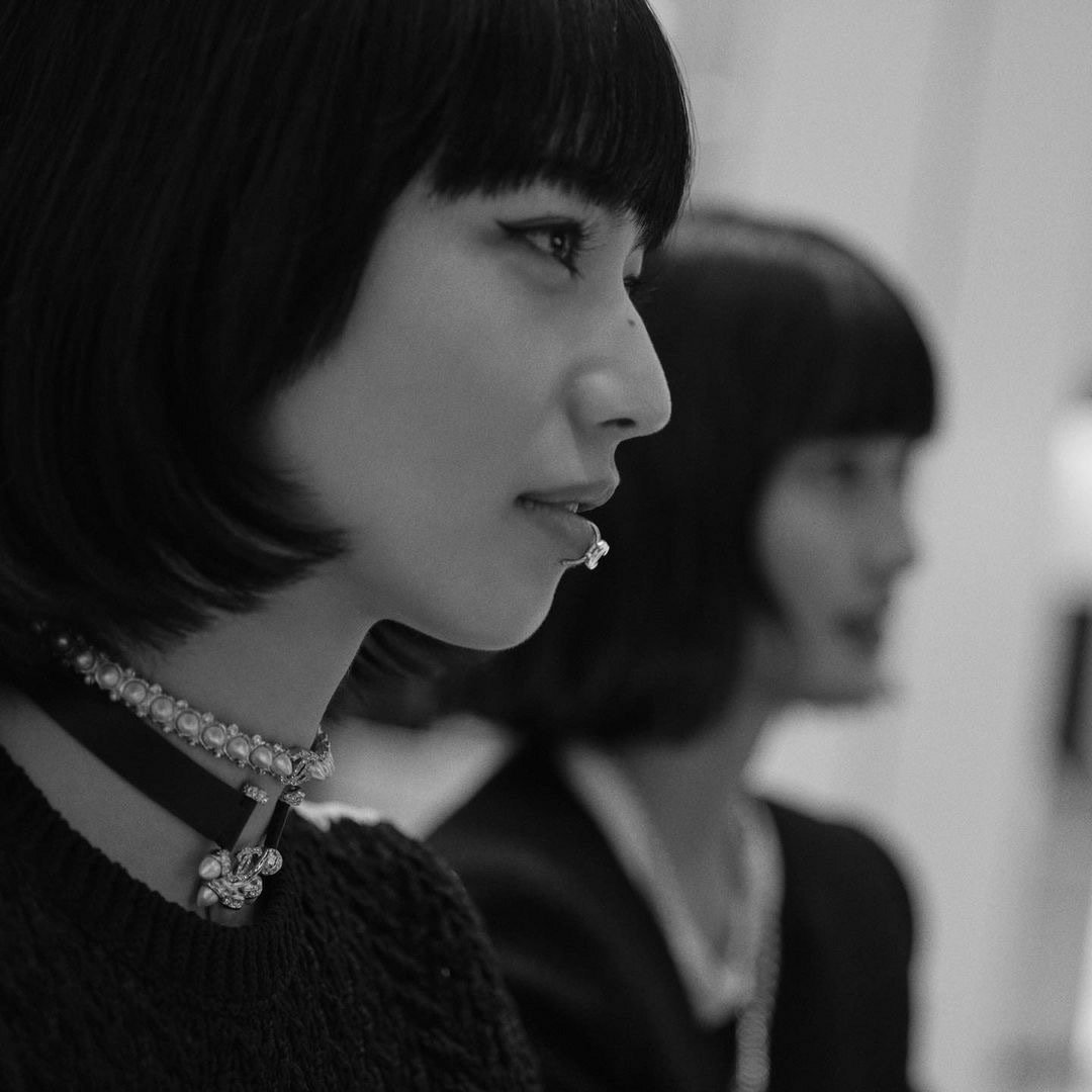 日娱新闻小松菜奈 小松菜奈 黑白画报写真 。 