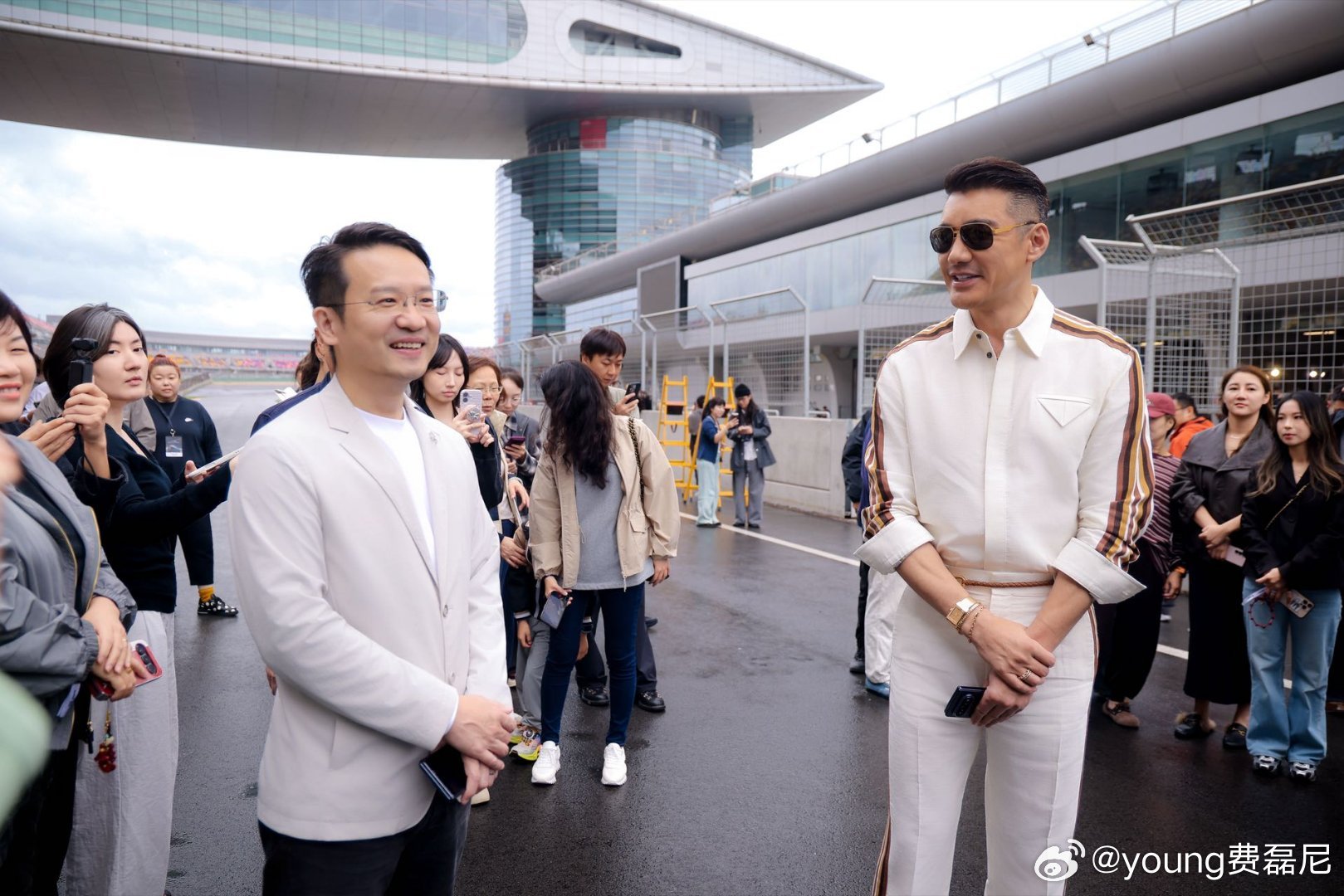 胡兵亲吻智界RX一眼心动之后迎来交付时刻，胡兵用温柔的方式表达认可，智界RX兼具