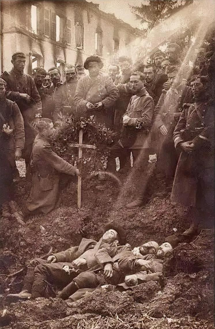 1914年，法国境内，埋葬在法国布孔维尔的一个弹坑中的法国士兵遗体，他们来自第 