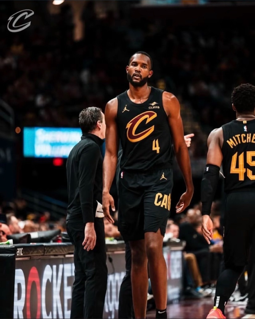 莫布利当选最佳防守球员今日NBA官方宣布，克利夫兰骑士球员埃文-莫布利获得24-