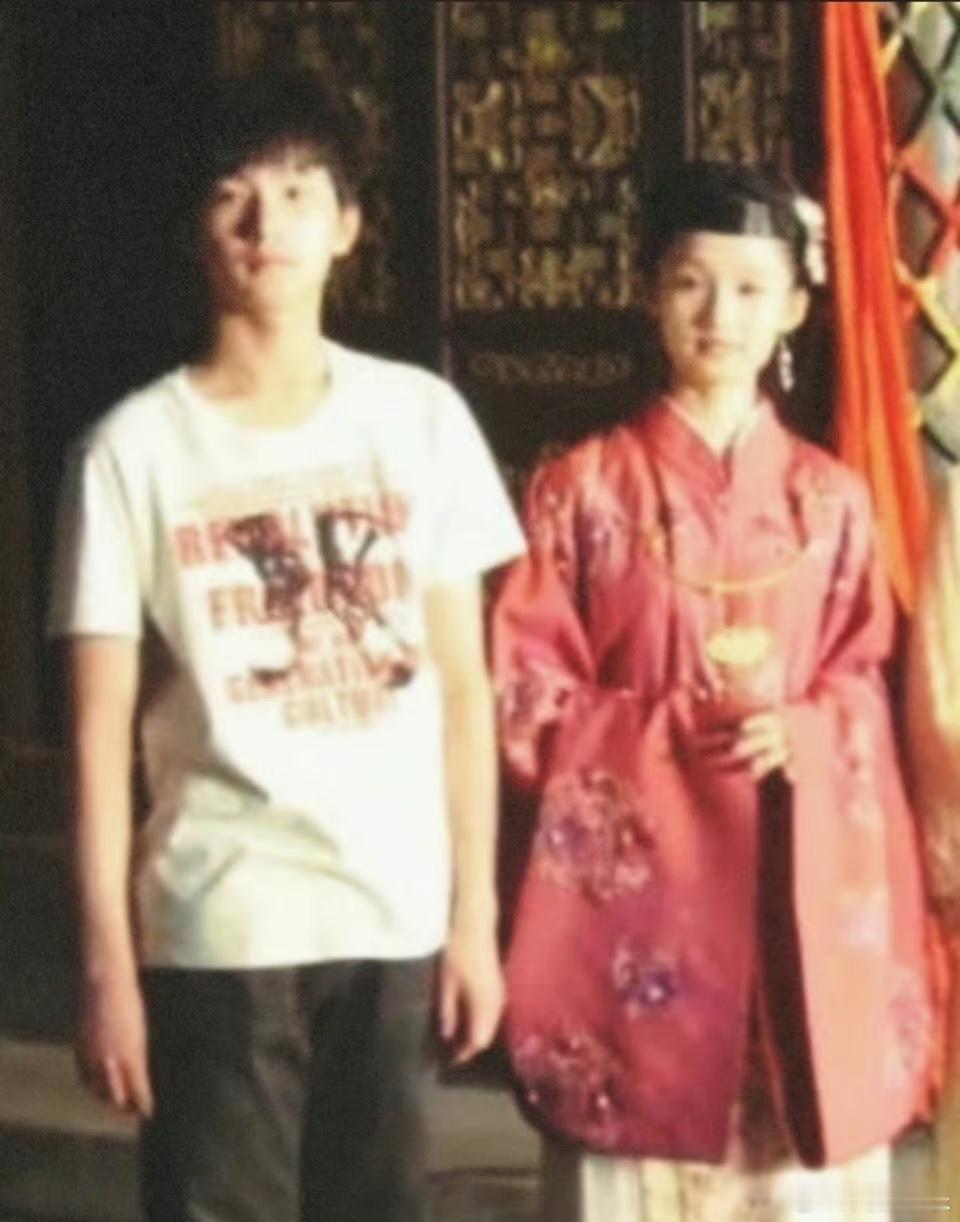 杨洋李沁谈了五年网传这段少年往事再度引发网友考古，二人因《新红楼梦》相识，青涩岁