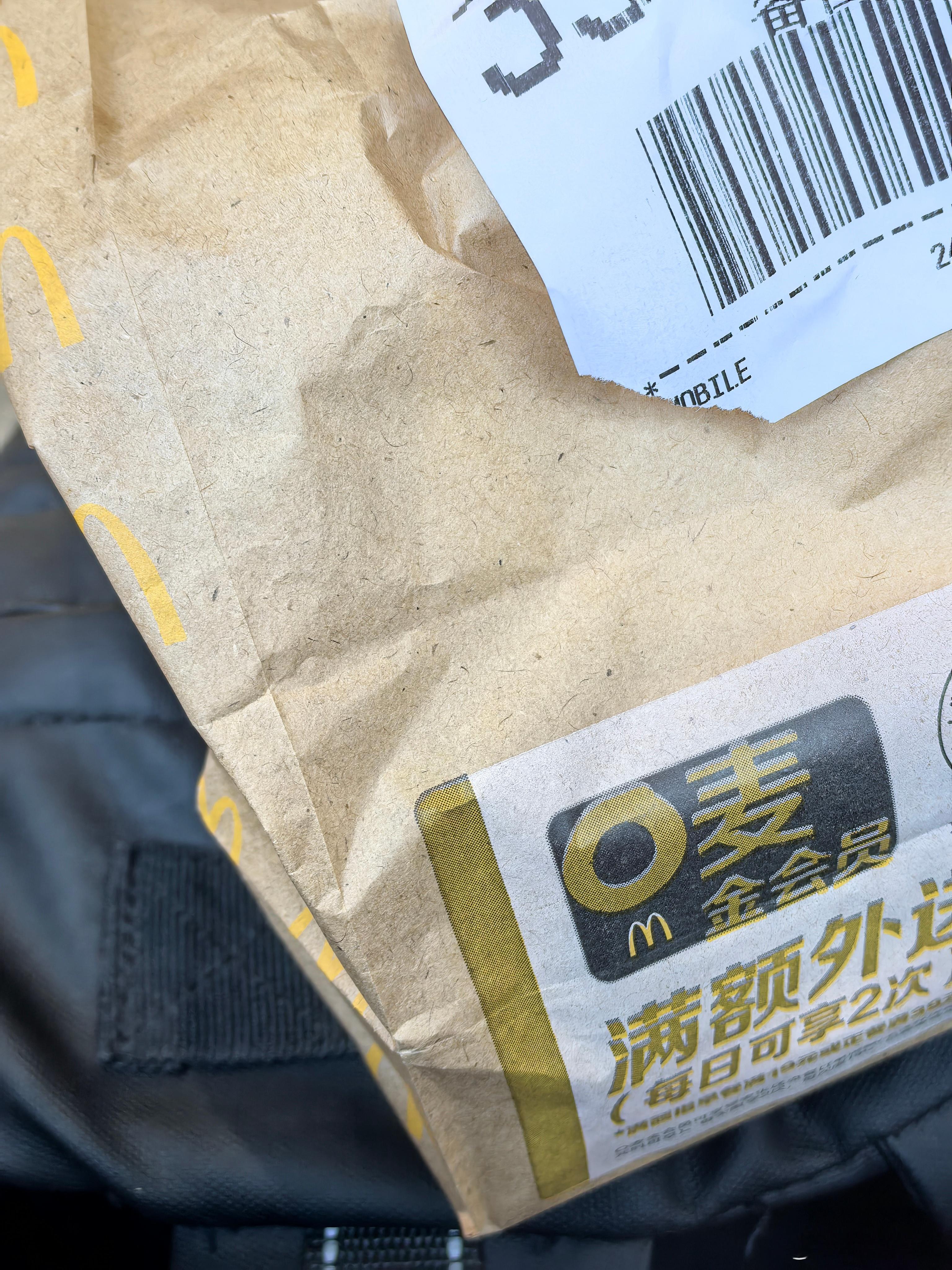肯德基涨价2% 赶车中，在北京西站还是选择了麦当劳[笑cry][笑cry]以后就